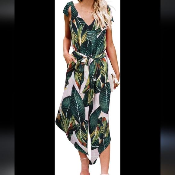 Jumpsuit has Pockets! - Picture 2 of 8